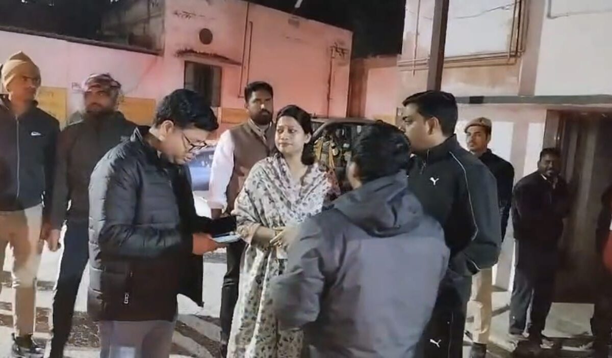 गंगा एक्सप्रेसवे हादसा: डीएम-एसपी ने जिला अस्पताल पहुंचकर घायलों का जाना हाल