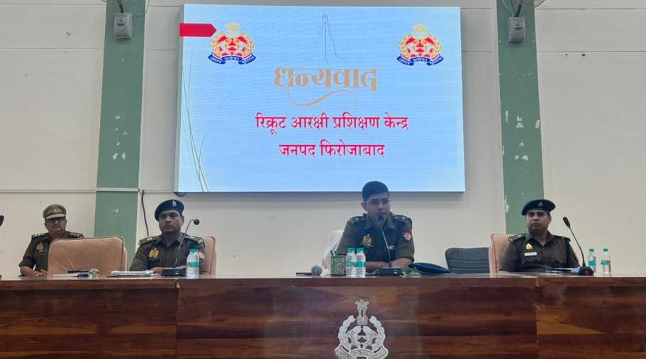 प्रशिक्षु आरक्षियों से संवाद करते हुए एसएसपी ने प्रशिक्षण का किया मूल्यांकन