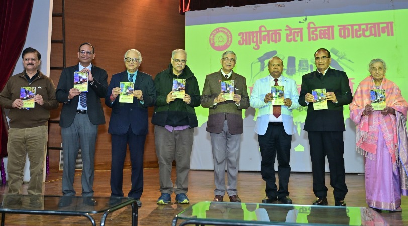 महाप्रबंधक प्रशांत कुमार मिश्रा की पुस्तक “टेल्स फ्रॉम रेल्स” का हुआ विमोचन