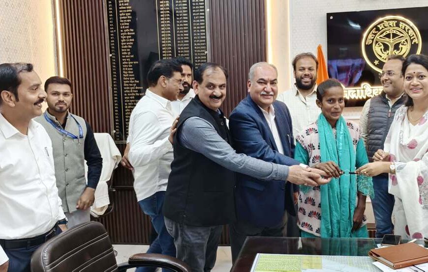 संवेदनशीलता : जनसुनवाई में बेटी ने मांगी मदद, डीएम ने दिलाई स्कूटी