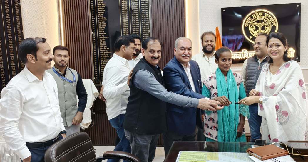 संवेदनशीलता : जनसुनवाई में बेटी ने मांगी मदद, डीएम ने दिलाई स्कूटी