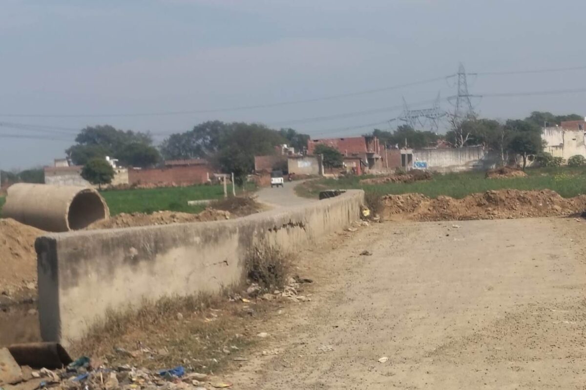 सिंचाई विभाग की लापरवाही: सड़क काटकर छोड़ी, 30 गांवों का संपर्क टूटा