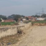 सिंचाई विभाग की लापरवाही: सड़क काटकर छोड़ी, 30 गांवों का संपर्क टूटा
