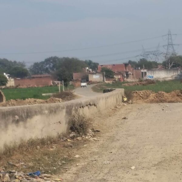 सिंचाई विभाग की लापरवाही: सड़क काटकर छोड़ी, 30&hellip;