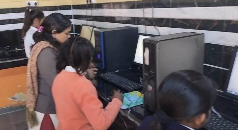 बैंक मैनेजर की पहल से सरस्वती शिशु मंदिर के कंप्यूटर दुरुस्त