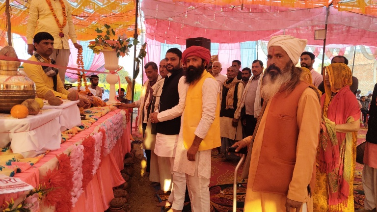 स्वरूपपुर में श्रीमद् भागवत कथा का शुभारंभ, कलश यात्रा में उमड़ी श्रद्धालुओं की भीड़