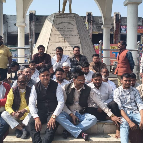 लाठीचार्ज से आक्रोशित कांग्रेस कार्यकर्ताओं का विरोध प्रदर्शन