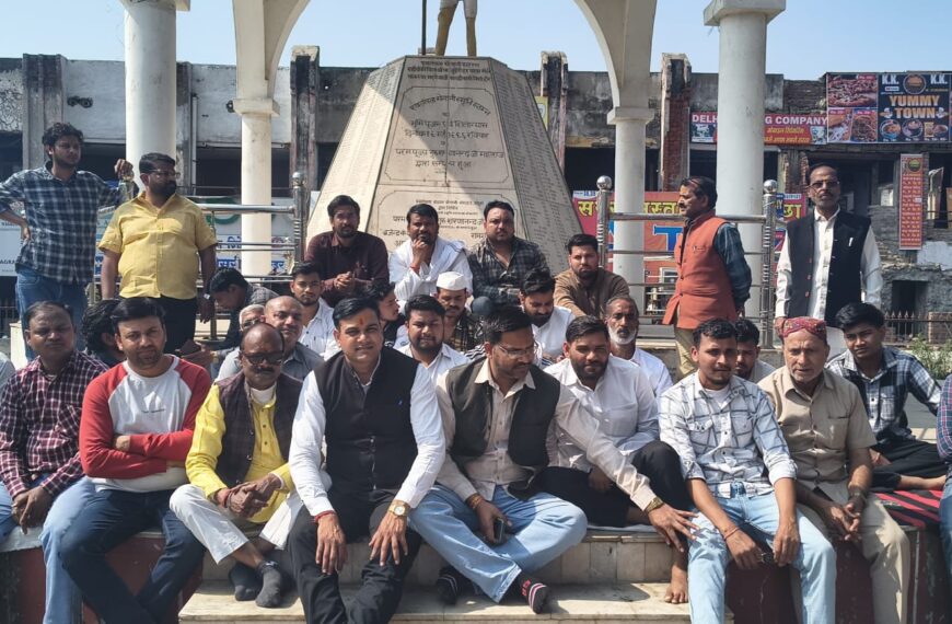 рд▓рд╛рдареАрдЪрд╛рд░реНрдЬ рд╕реЗ рдЖрдХреНрд░реЛрд╢рд┐рдд рдХрд╛рдВрдЧреНрд░реЗрд╕ рдХрд╛рд░реНрдпрдХрд░реНрддрд╛рдУрдВ рдХрд╛ рд╡рд┐рд░реЛрдз рдкреНрд░рджрд░реНрд╢рди