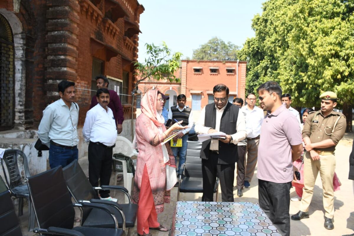 डीएम ने बूथों का निरीक्षण कर आवेदनों की स्थिति का लिया जायजा