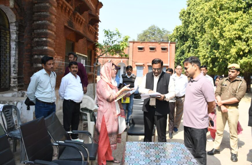 डीएम ने बूथों का निरीक्षण कर आवेदनों की स्थिति का लिया जायजा