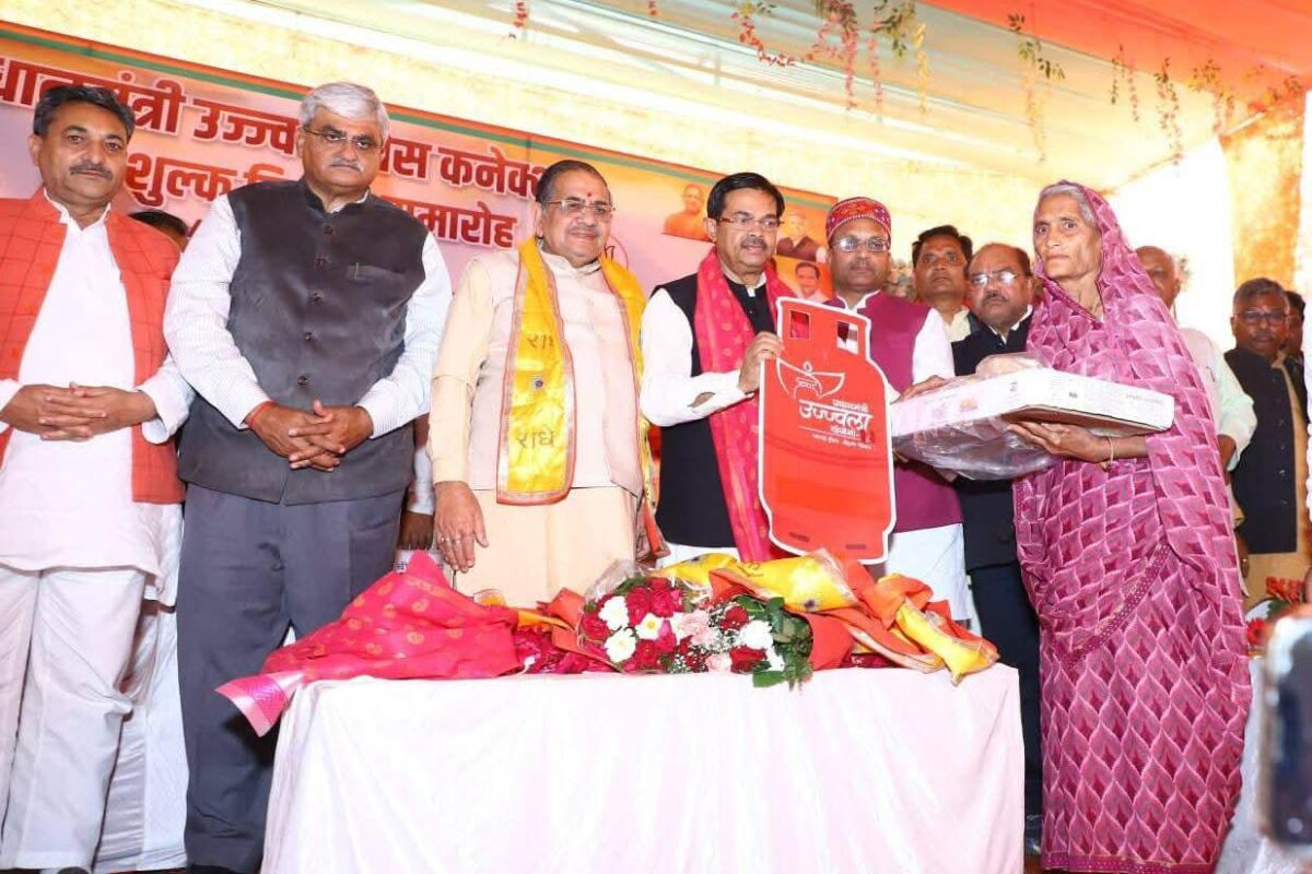 केंद्रीय राज्य मंत्री ने उज्ज्वला योजना के तहत 609 गैस कनेक्शन वितरित किए