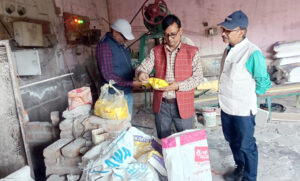 मिलावटी खोआ का लिया नमूना, जांच को भेजा