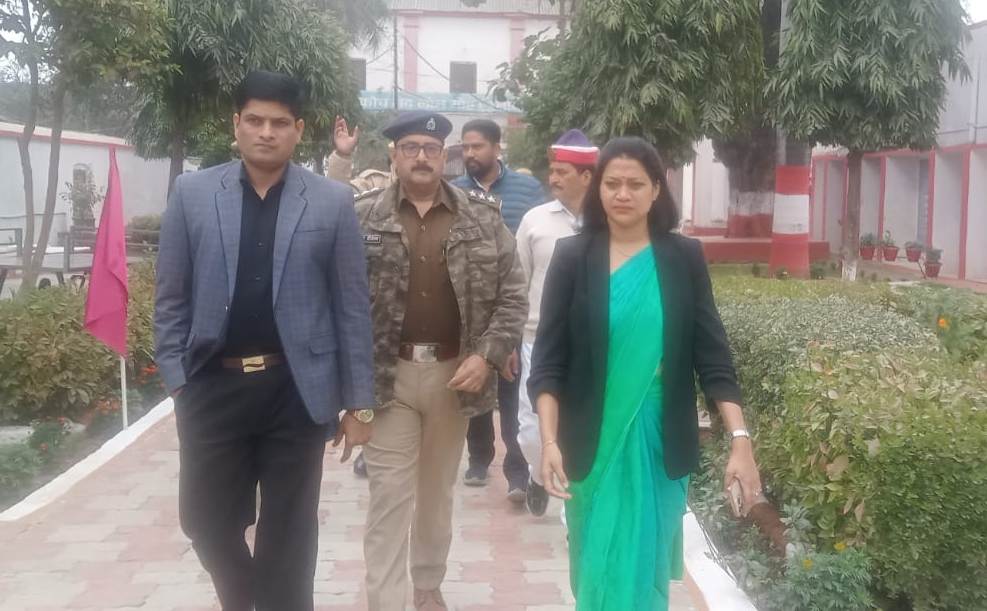 डीएम-एसपी ने जिला कारागार का किया निरीक्षण