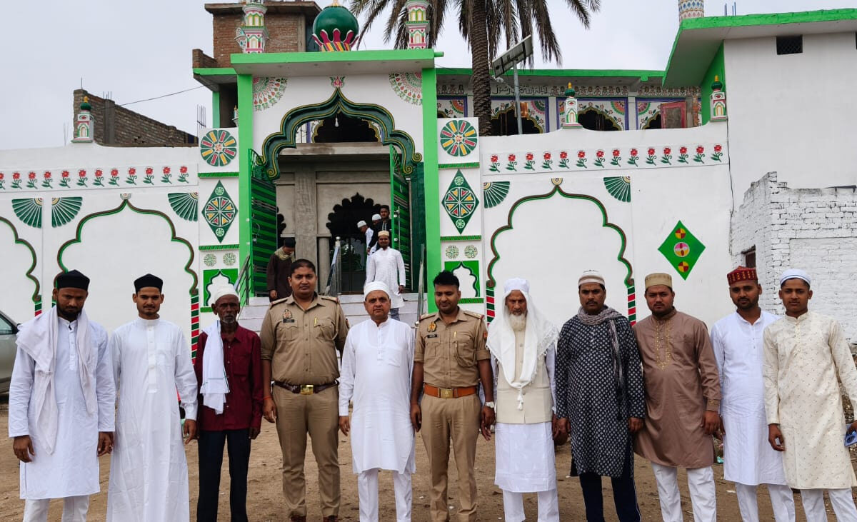 अमन व चैन की दुआ के साथ अदा की गई नमाज़