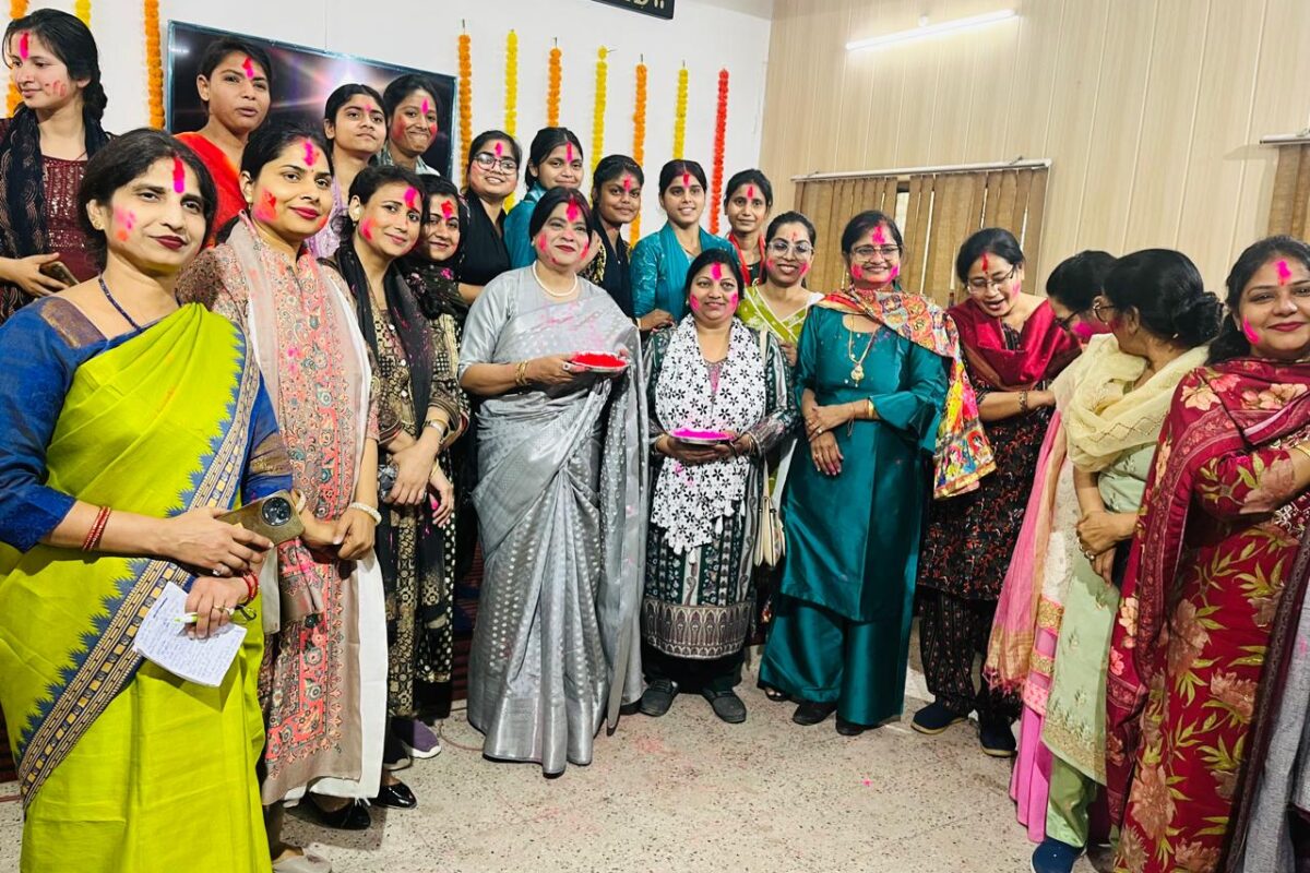 छात्राओं ने पारम्परिक होली गीतों पर मचाया धमाल