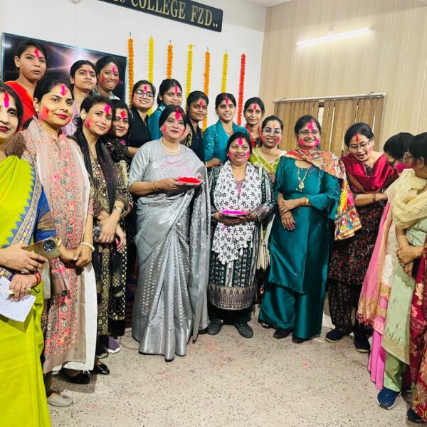 छात्राओं ने पारम्परिक होली गीतों पर मचाया धमाल