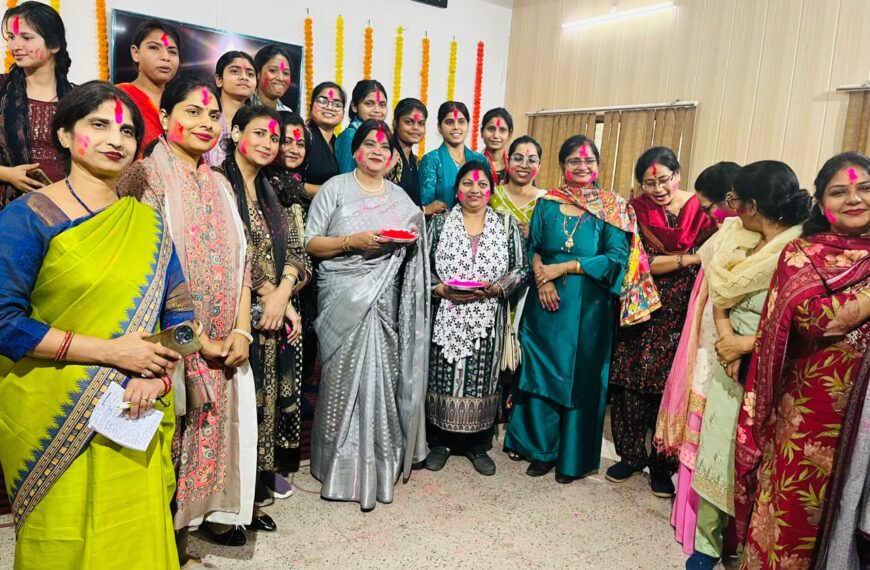 छात्राओं ने पारम्परिक होली गीतों पर मचाया धमाल