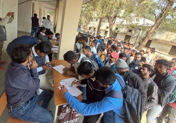 मॉडर्न रेल कोच फैक्ट्री द्वारा 165 एवं इंडस…