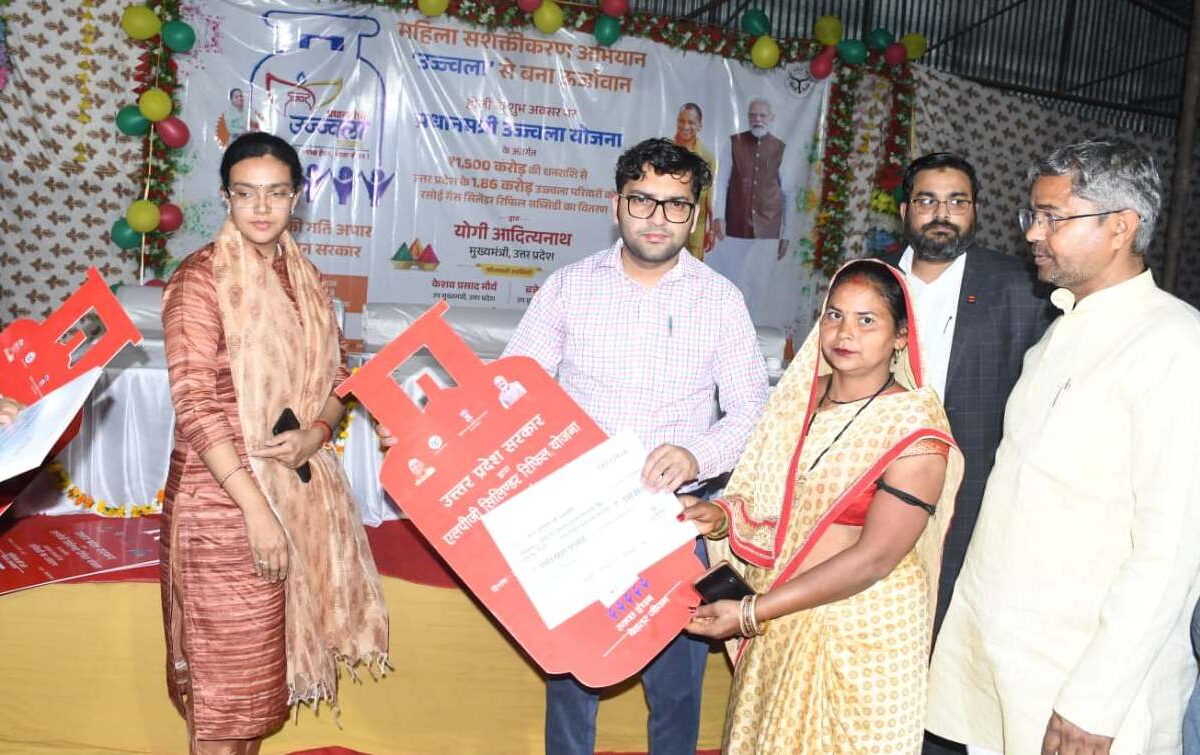 प्रधानमंत्री उज्ज्वला योजना के चयनित लाभार्थियों को बांटे स्वीकृति पत्र