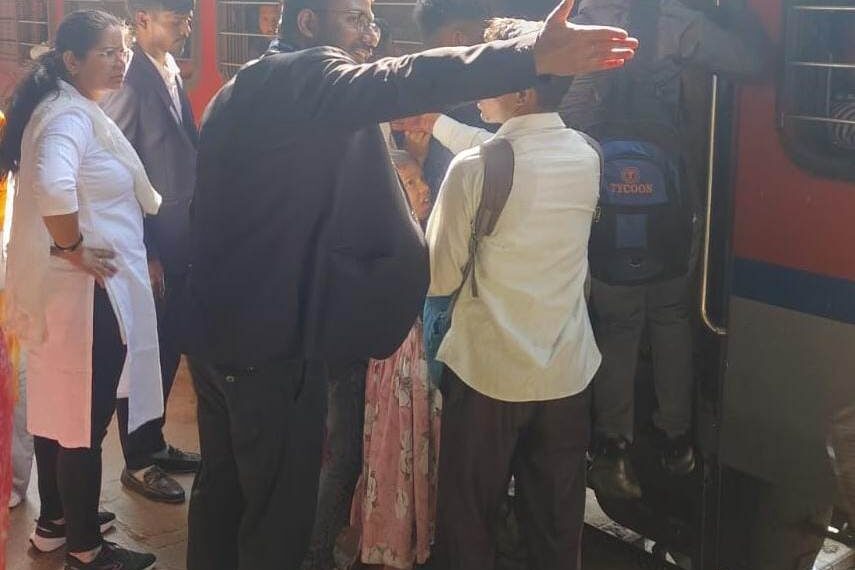 कंट्रोल रूम से लेकर प्लेटफॉर्म तक— आगरा मंडल की सतर्क निगरानी से हो रही है&hellip;