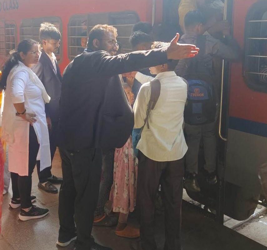 कंट्रोल रूम से लेकर प्लेटफॉर्म तक— आगरा मंडल की सतर्क निगरानी से हो रही है&hellip;