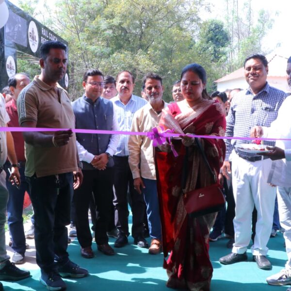 आगरा कैंट रेलवे स्टेशन पर ‘साक्षी एक्सप्रेस’ रेल…