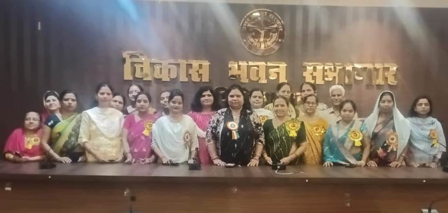 राज्य कर्मचारी महासंघ ने महिलाओं को किया सम्मानित