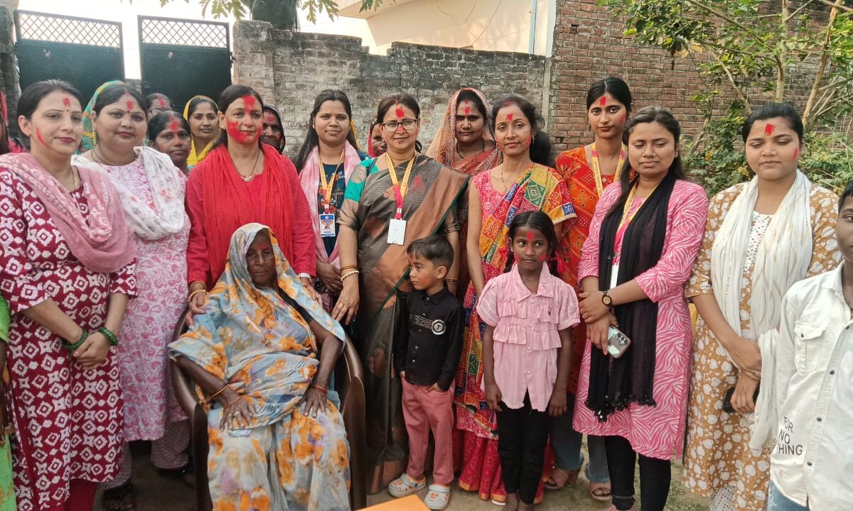 महिलाओं द्वारा होली मिलन कार्यक्रम का आयोजन