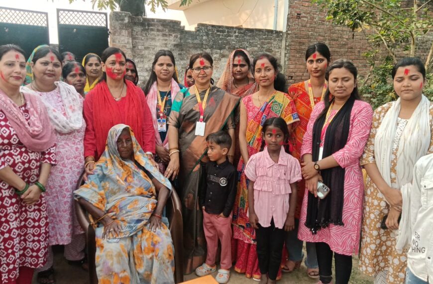 महिलाओं द्वारा होली मिलन कार्यक्रम का आयोजन