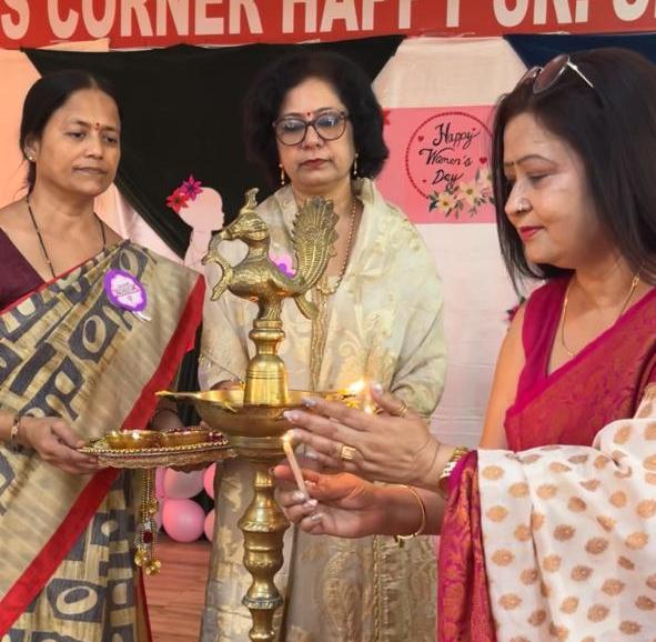 अंतर्राष्ट्रीय महिला दिवस पर शिक्षिकाएं हुईं सम्मानित