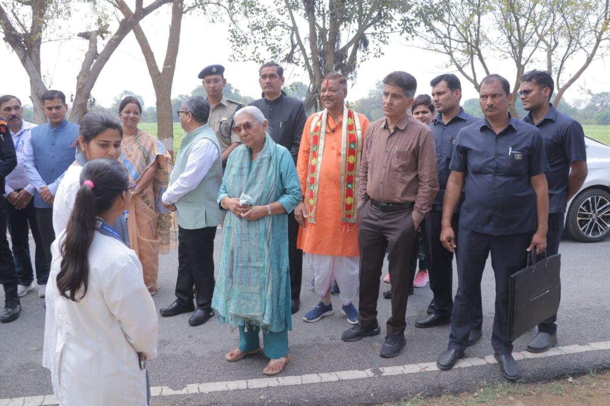 राज्यपाल आनंदीबेन पटेल मथुरा पहुंचीं, कार्य परिषद की बैठक ली