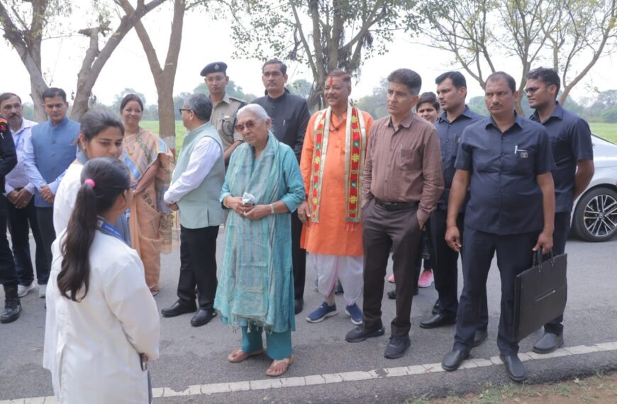 राज्यपाल आनंदीबेन पटेल मथुरा पहुंचीं, कार्य परिषद की बैठक ली