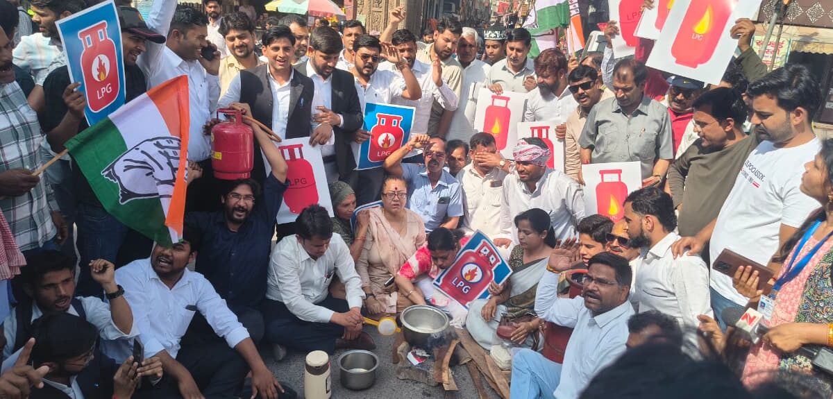 गैस सिलेंडर के दामों में वृद्धि व अनियमित आपूर्ति के विरोध में कांग्रेस का प्रदर्शन