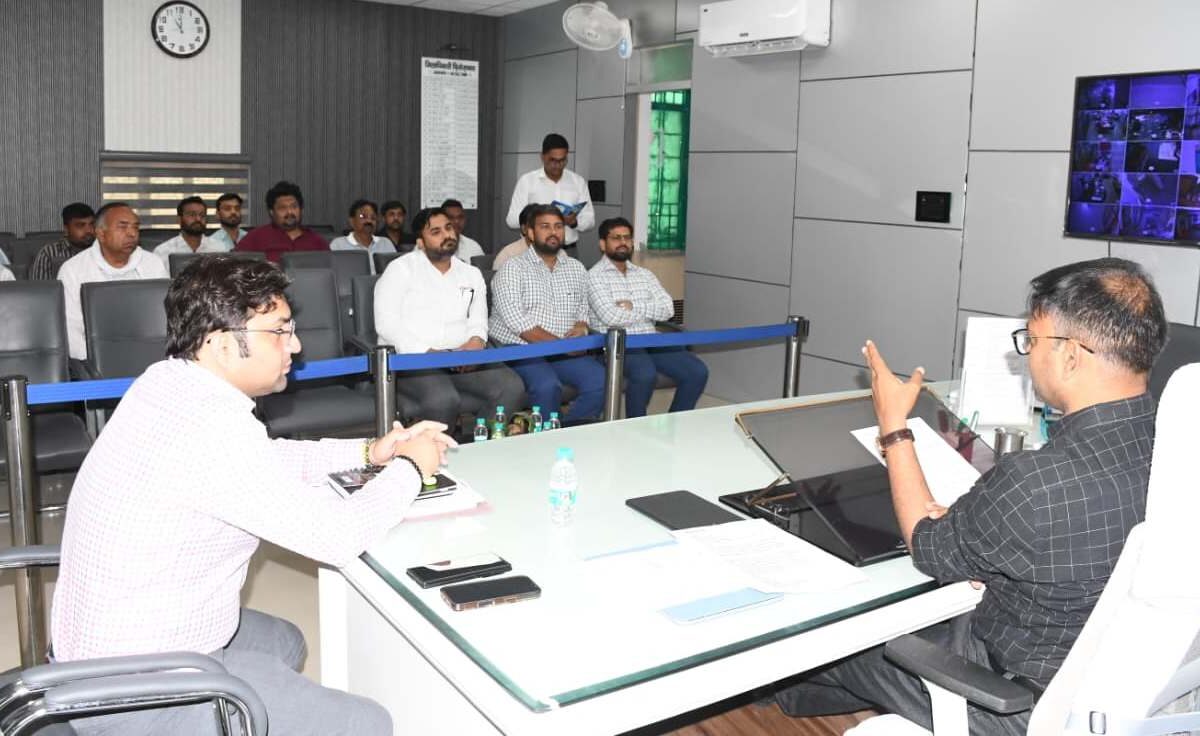 घरेलू गैस की कालाबाजारी पर लाइसेंस होंगे रद्द: डीएम