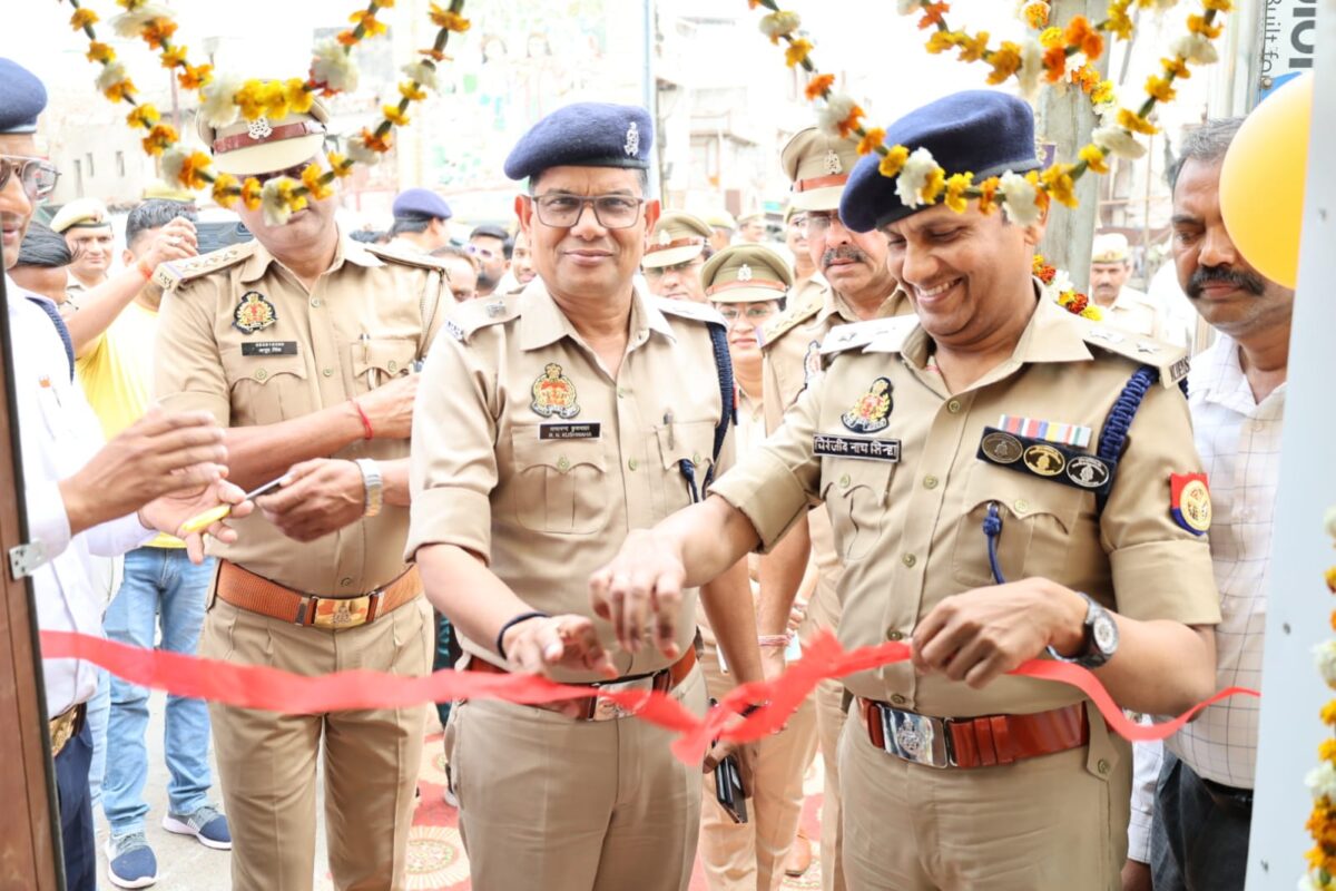 सासनी गेट चौराहे पर हाईटेक यातायात पुलिस बूथ का उद्घाटन