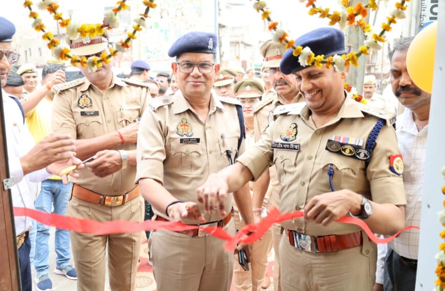 सासनी गेट चौराहे पर हाईटेक यातायात पुलिस बूथ का उद्घाटन