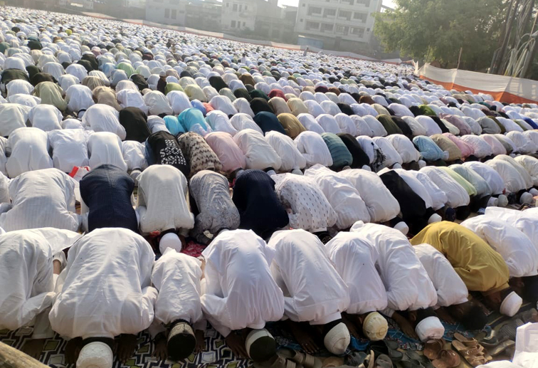 खुदा की इबादत में झुके हजारों, मांगी अमन-चैन की दुआएं