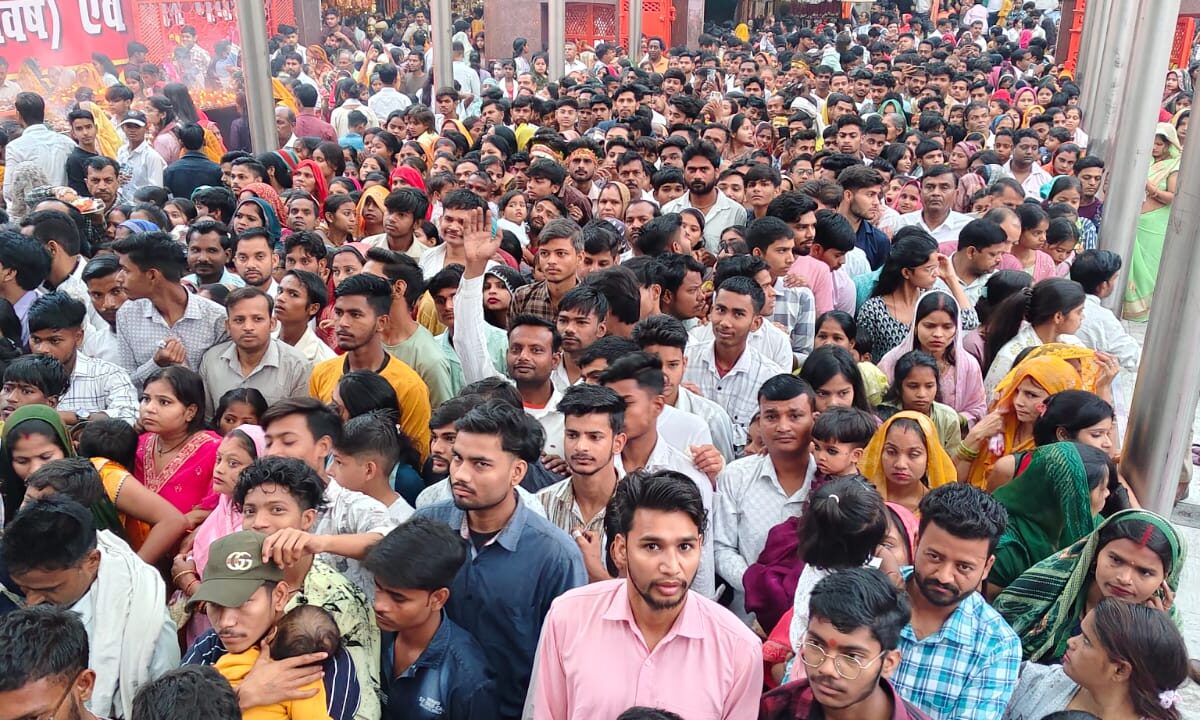 कैला देवी मंदिर में मां के दर्शनों को उमड़ा भक्तों का सैलाब