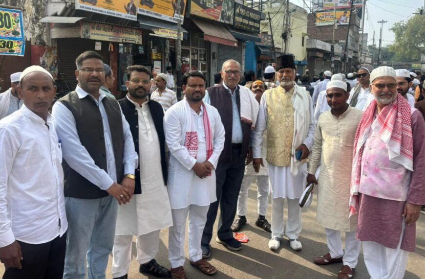 गले मिलकर मुस्लिम भाइयों को दी ईद-उल-फितर की मुबारकबाद
