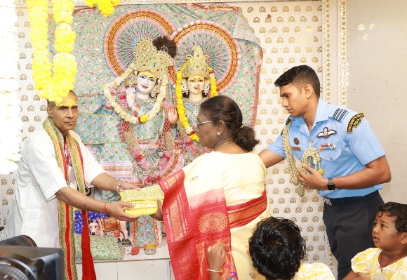 राष्ट्रपति ने दानघाटी मंदिर के दर्शन एवं गोवर्धन परिक्रमा की