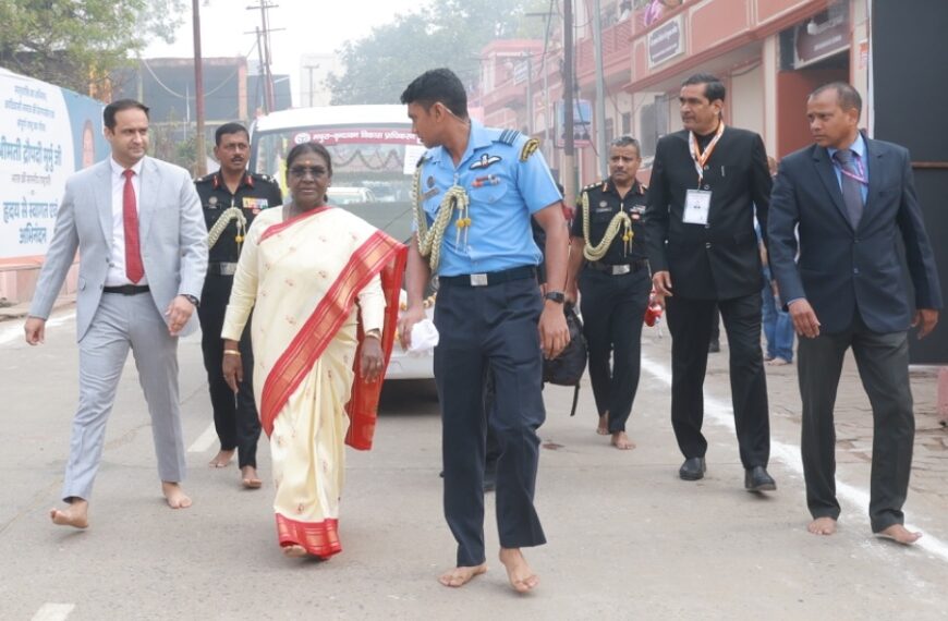 प्रेम मंदिर में हुआ भव्य लेजर शो, देखकर राष्ट्रपति बोलीं- ये तो बहुत सुंदर है