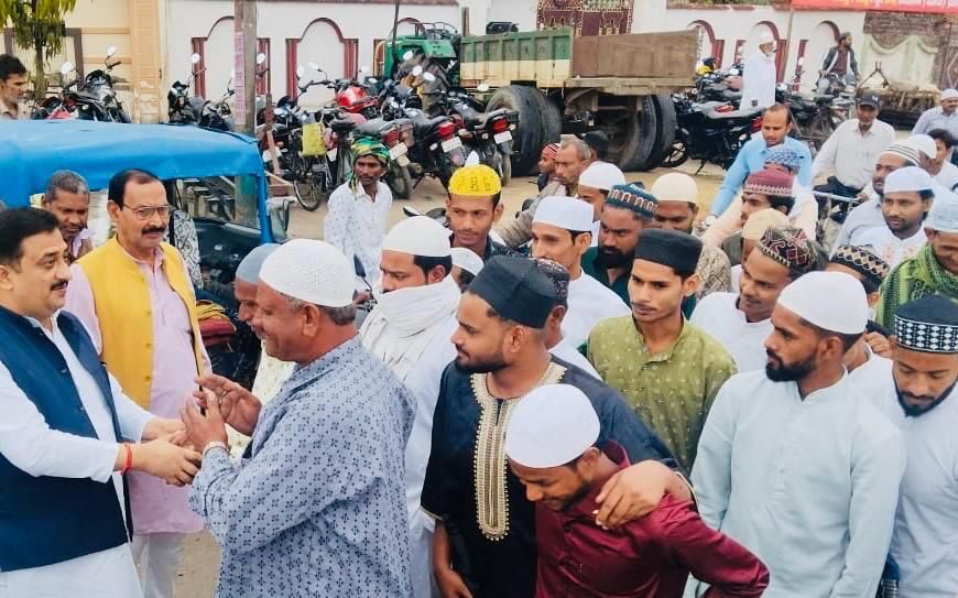 ईद पर अतुल सिंह ने ईदगाह व मस्जिदों में पहुंचकर दी मुबारकबाद