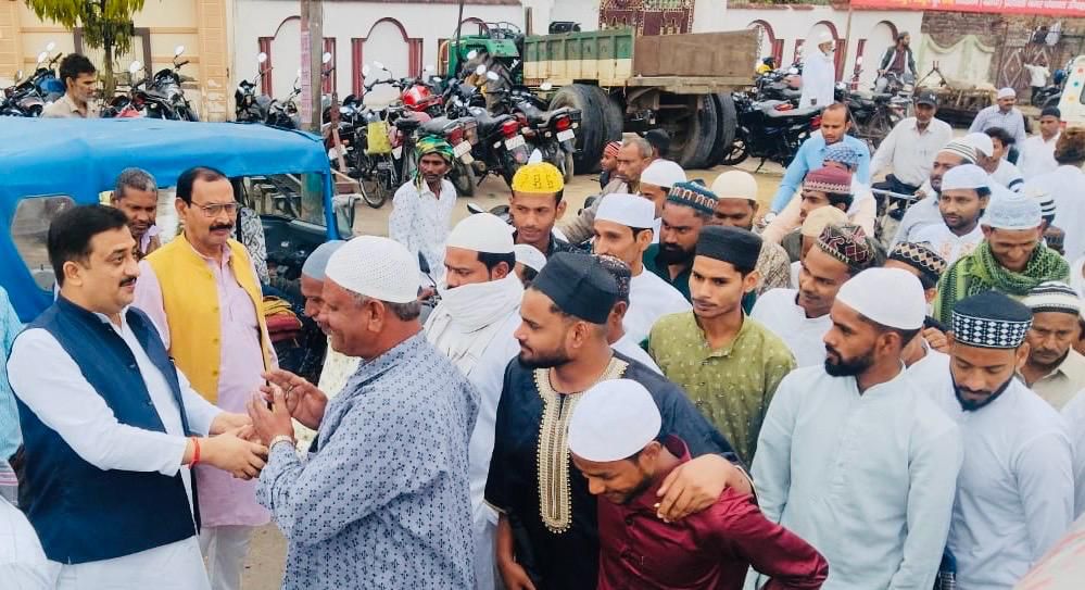 ईद पर अतुल सिंह ने ईदगाह व मस्जिदों में पहुंचकर दी मुबारकबाद