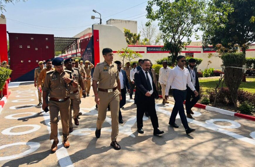 जिला जज, डीएम व एसएसपी ने जिला कारागार का किया औचक निरीक्षण
