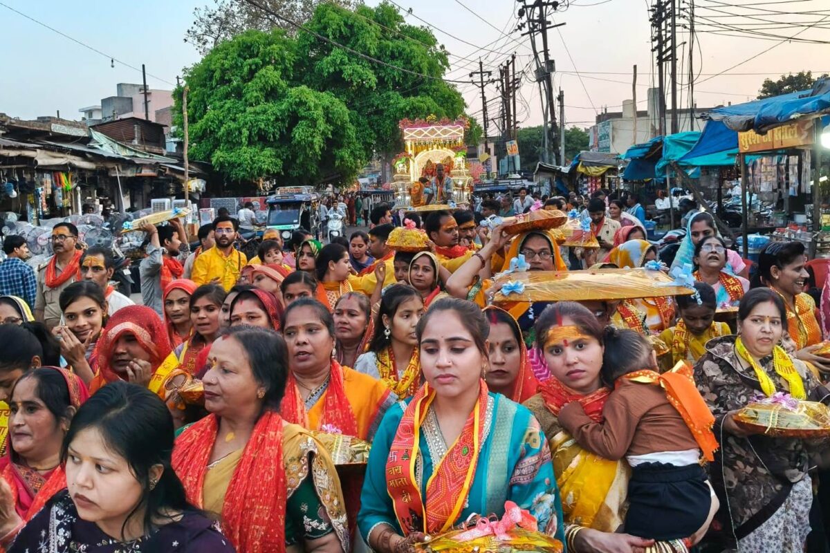 गाजे-बाजे के साथ निकली मां भगवती की पोशाक यात्रा