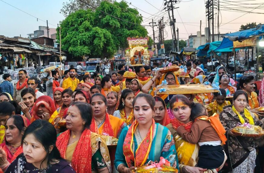 गाजे-बाजे के साथ निकली मां भगवती की पोशाक यात्रा