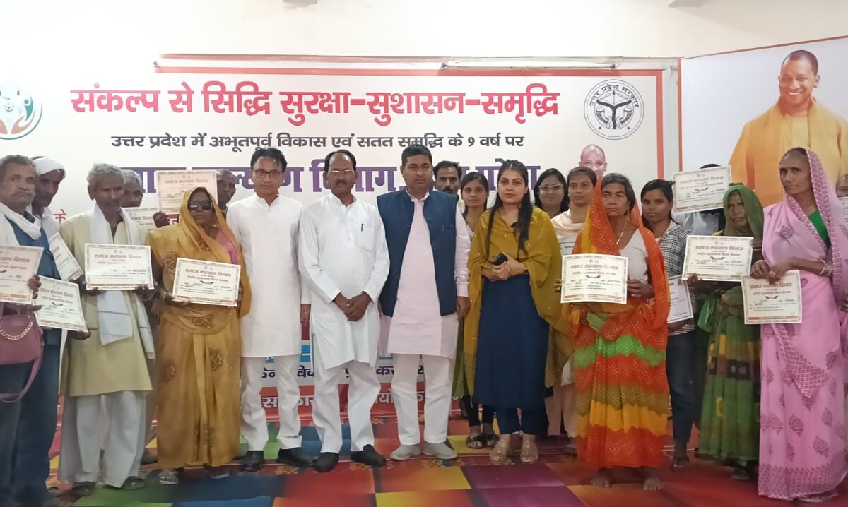 नवनिर्माण के 9 वर्ष पूर्ण होने पर मेले में लाभार्थियों को प्रमाण पत्र वितरित