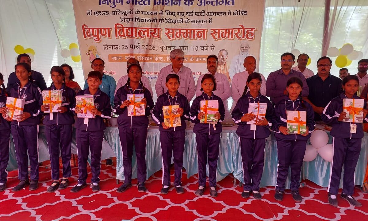 “हमारा आंगन-हमारे बच्चे” उत्सव, जनप्रतिनिधियों ने बांटी पाठ्य पुस्तकें