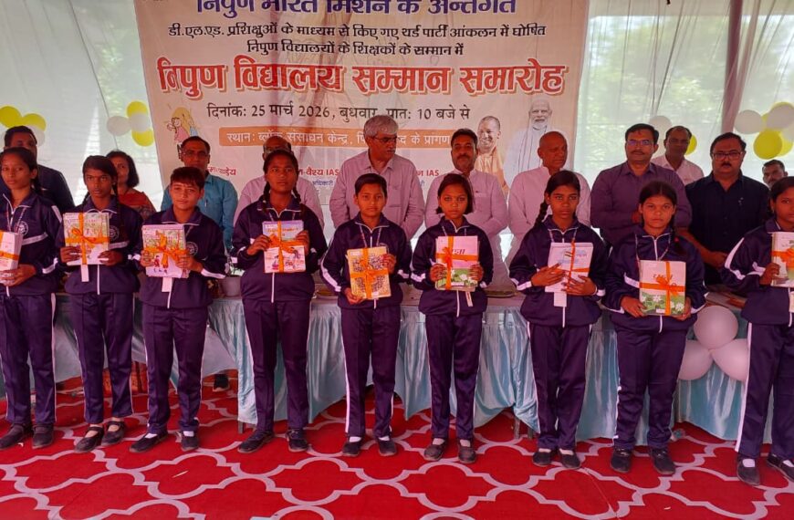 “हमारा आंगन-हमारे बच्चे” उत्सव, जनप्रतिनिधियों ने बांटी पाठ्य पुस्तकें