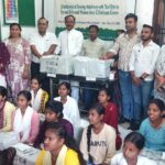 प्रशिक्षित युवतियों को सिलाई मशीन वितरित